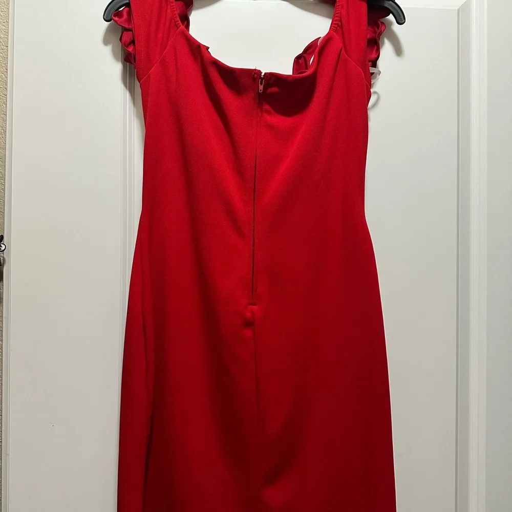 Beautiful red dress and still news - Picture 2 of 3